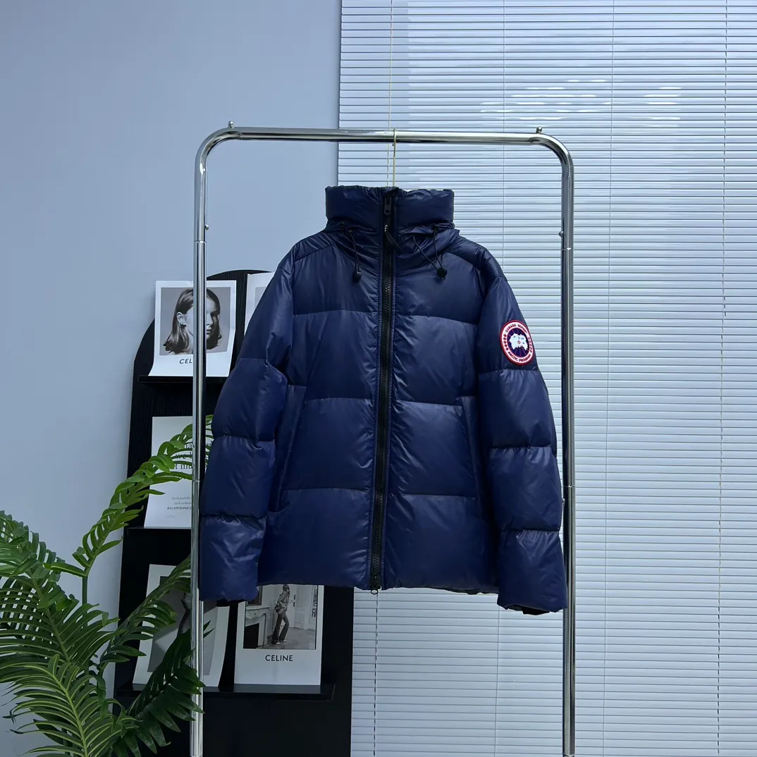 P760 𝘾𝘼𝙉𝘼𝘿𝘼 𝙂𝙊𝙊𝙎𝙀/Canada Goose 2023 Limited New Crofton Puff Down Jacket Pure Guangzhou Inspection 80 White Duck Down Filling‼  Top version, ceiling level‼ Crofton soft bread, the latest style in 2023, has a cold protection effect of up to level 4. It is made of recycled Feather-Light tear-resistant fabric. It is ultra-light and has no weight on the upper body at all! The unique black label highlights your temperament‼  Canada Goose, a Canadian brand, has always been recognized as the warmest down jacket. Various Instagram celebrities, Internet celebrities, and celebrities often wear it for street photos. I do Canada Goose every year, but I still can’t get rid of my love for geese. No matter how cold the winter is, there is no need to be afraid, because there are geese! Filled with 80% white duck down, Canada Goose is the legendary warmest down jacket and is known as a must-have for Arctic outdoor sports! The most popular down jacket in the world, celebrities are rushing to buy it, it is a must-have! Same style for men and women Size: S~XXL